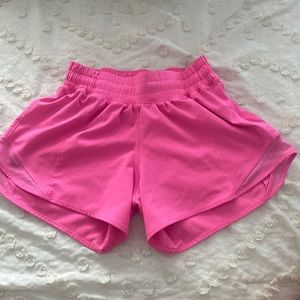 pink Lululemon 2.5” hotty hot shorts!!